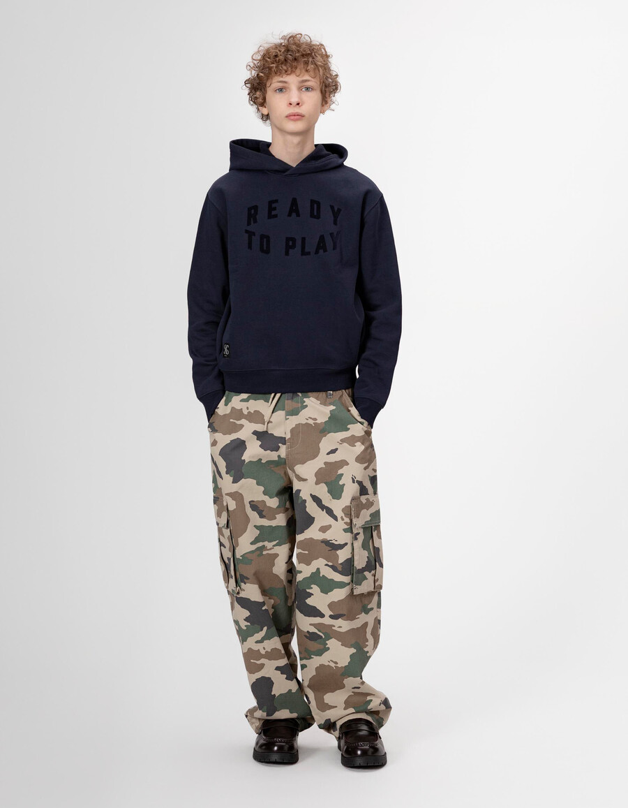 sudadera con capucha azul marino para niño con eslogan de terciopelo flocado