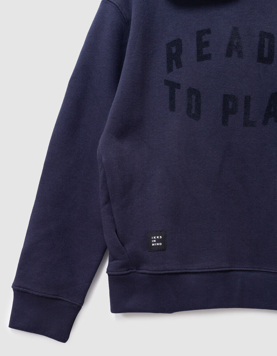 sudadera con capucha azul marino para niño con eslogan de terciopelo flocado