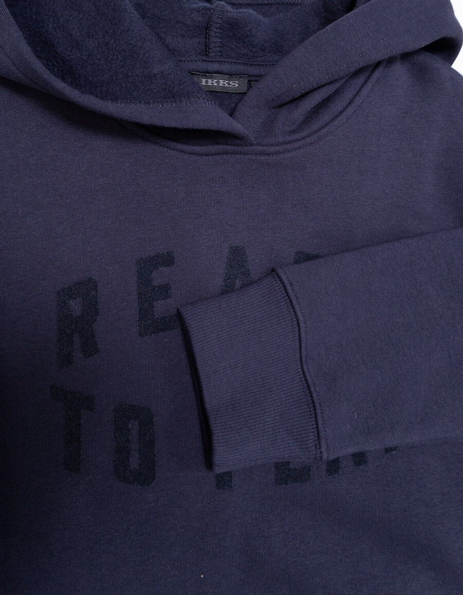 sudadera con capucha azul marino para niño con eslogan de terciopelo flocado