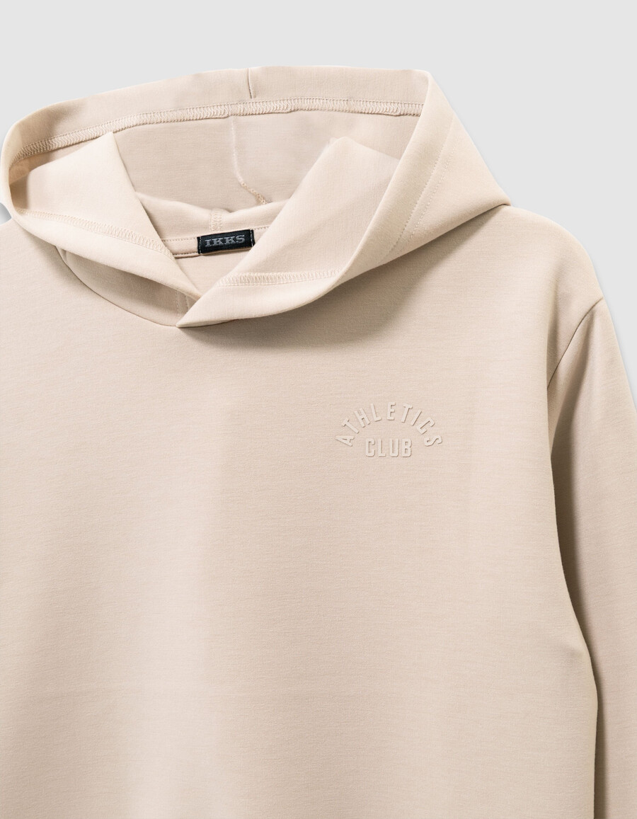 sudadera beige para niño con eslogan en relieve en la espalda