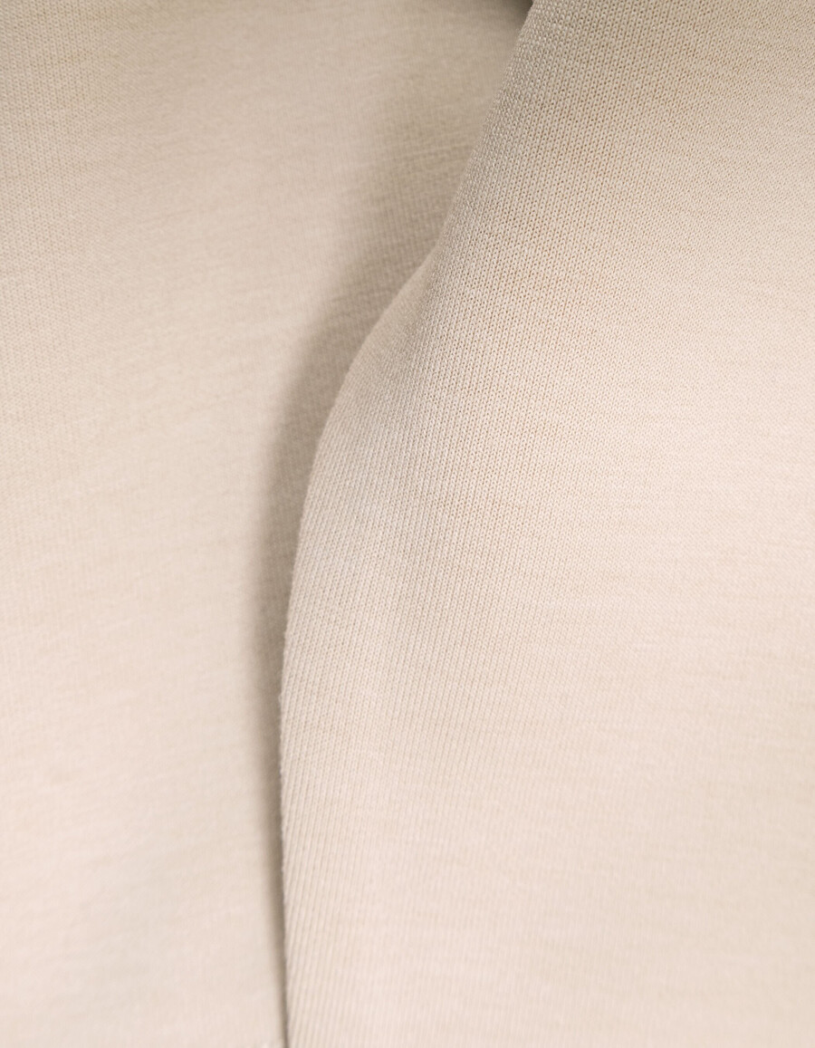 sudadera beige para niño con eslogan en relieve en la espalda