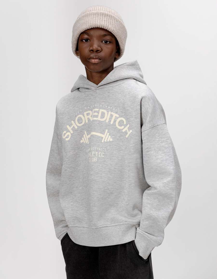 sudadera gris con capucha para niño con eslogan de terciopelo flocado