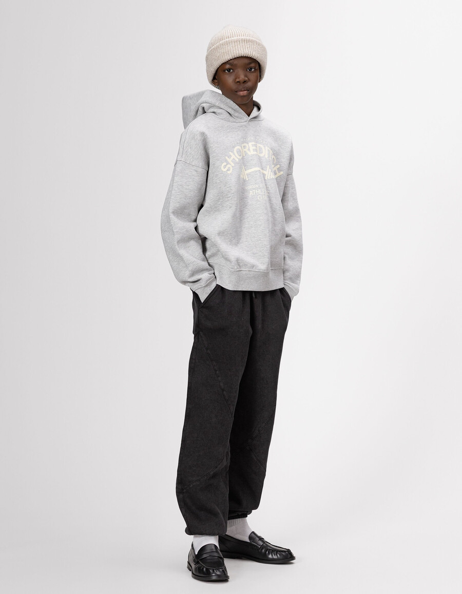 sudadera gris con capucha para niño con eslogan de terciopelo flocado