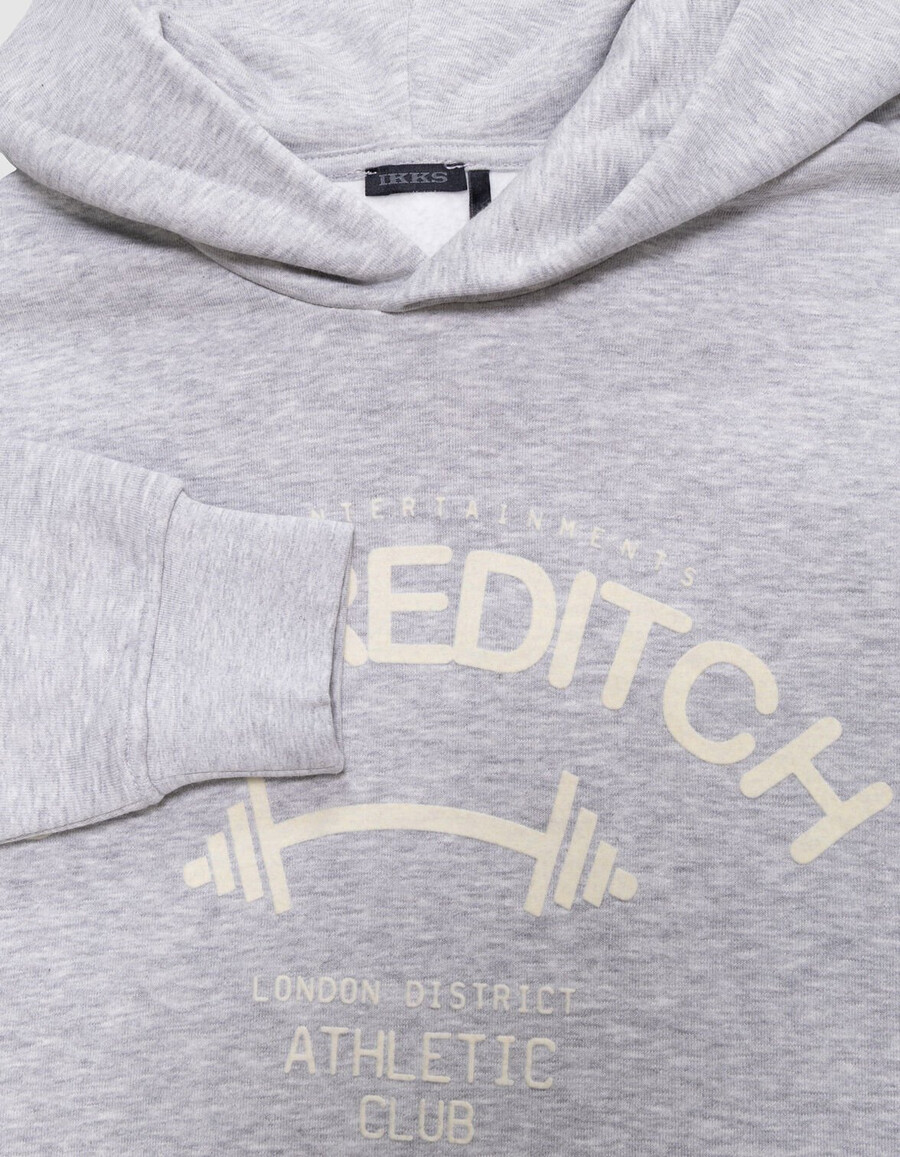 sudadera gris con capucha para niño con eslogan de terciopelo flocado