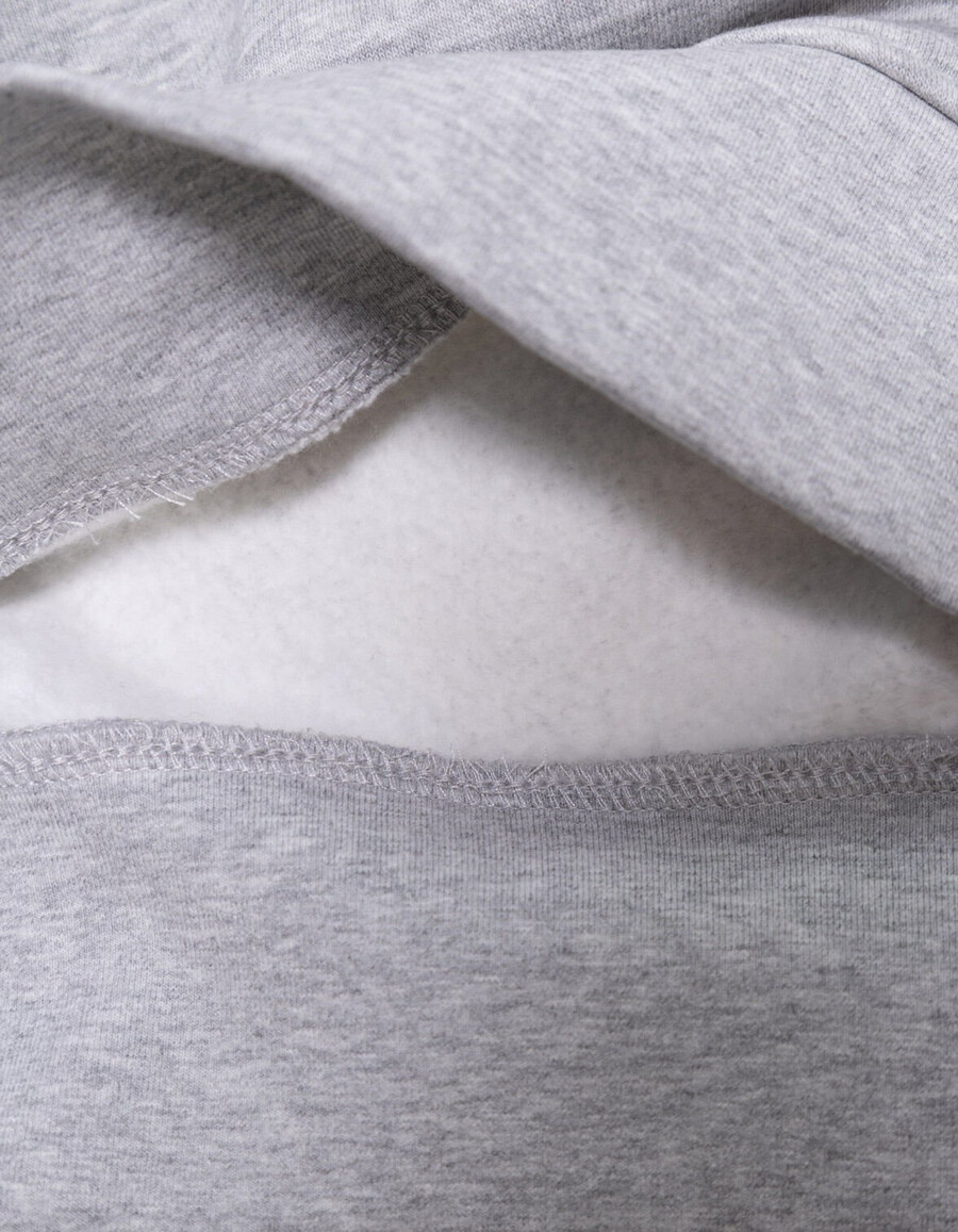 sudadera gris con capucha para niño con eslogan de terciopelo flocado