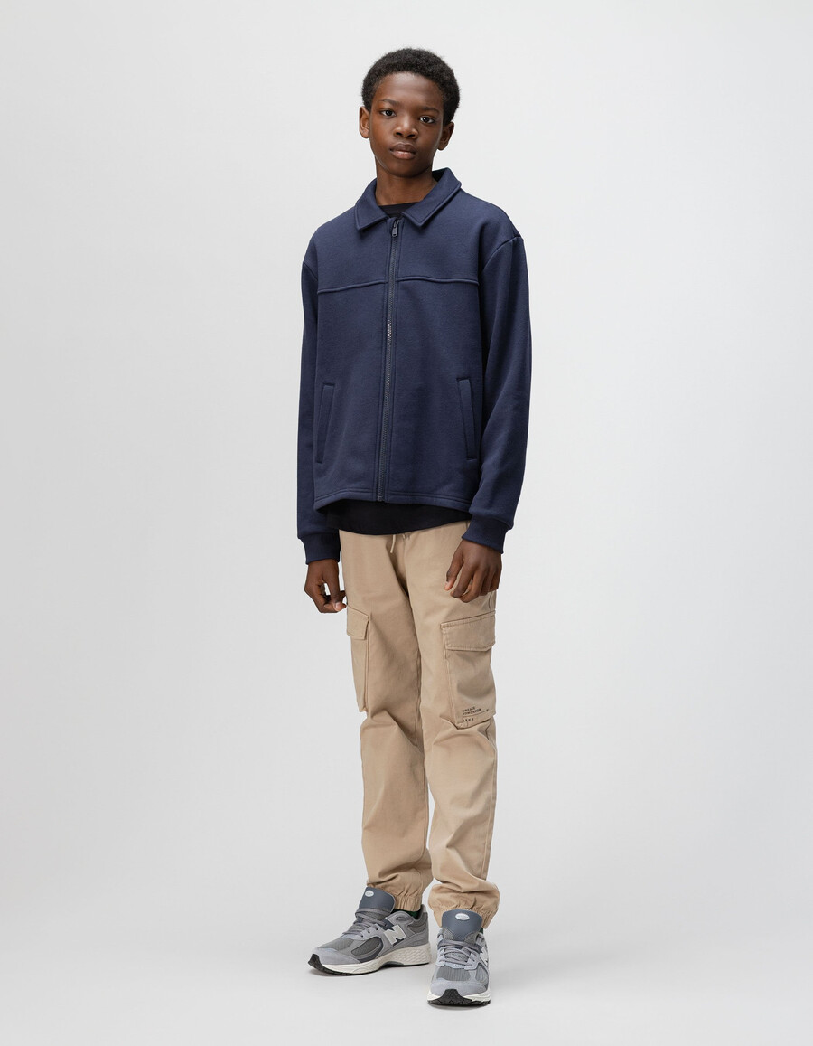 cárdigan azul marino con cremallera y cuello camisero para niño