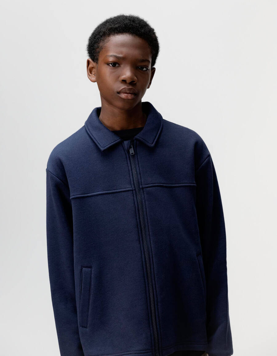 cárdigan azul marino con cremallera y cuello camisero para niño