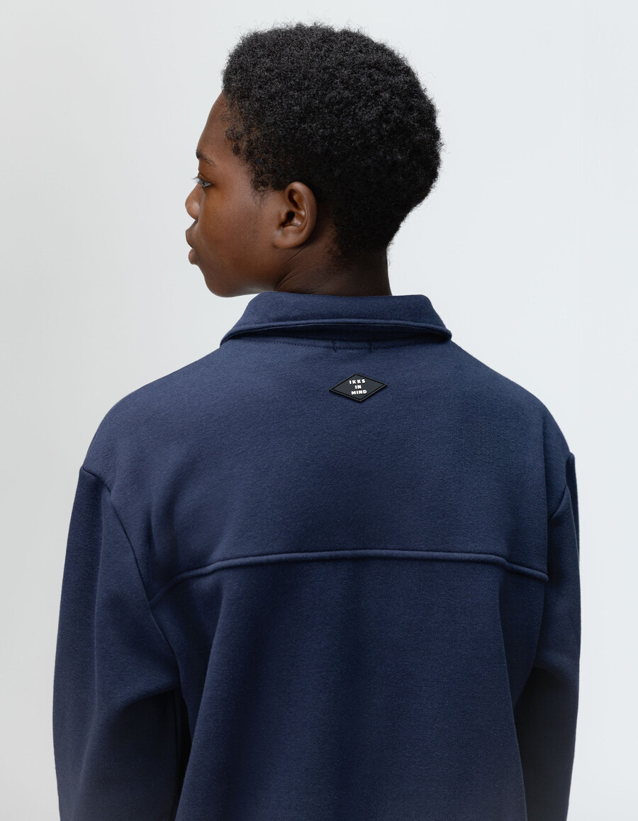 cárdigan azul marino con cremallera y cuello camisero para niño