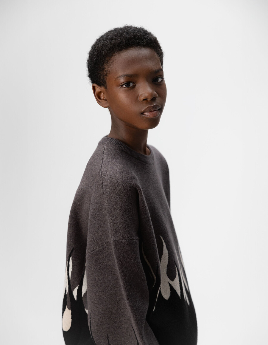 suéter de punto jacquard con motivo de llamas grises para niño