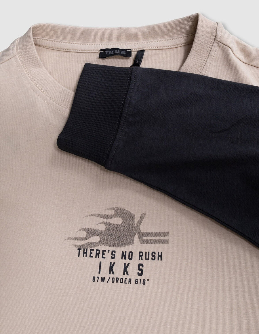 camiseta beige de algodón orgánico para niño mangas con efecto trampantojo