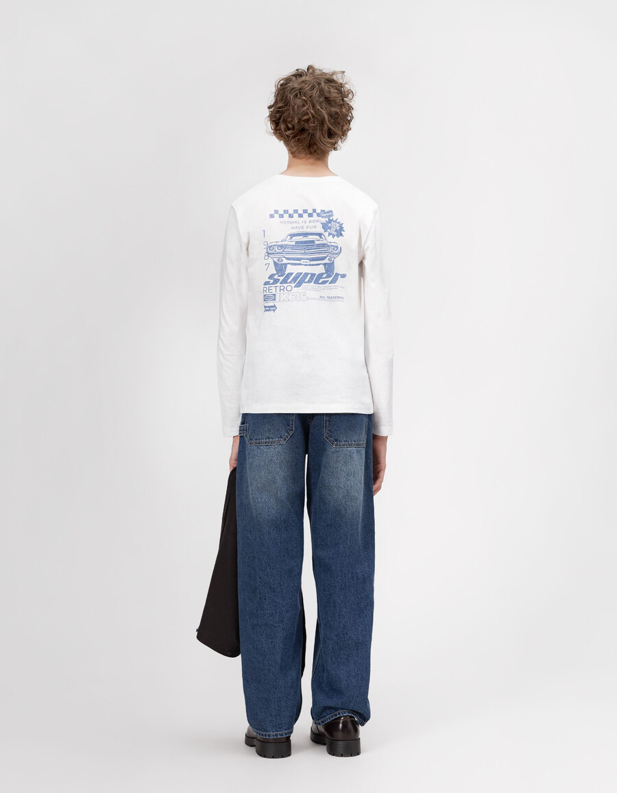 camiseta blanca de algodón orgánico para niño con imagen de coche en la espalda