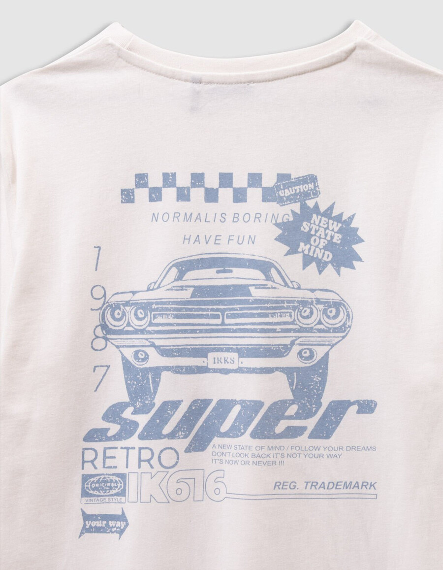 camiseta blanca de algodón orgánico para niño con imagen de coche en la espalda