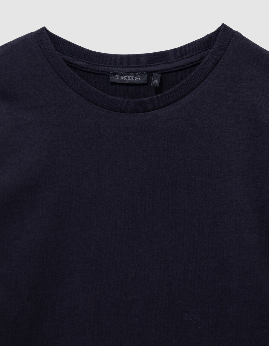 camiseta de algodón orgánico azul marino para niño con imagen de coche en la espalda