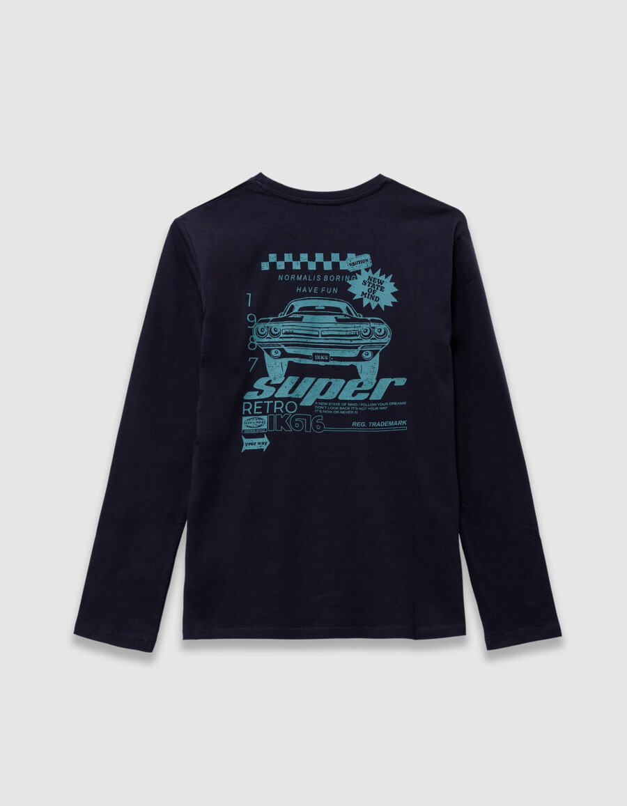 camiseta de algodón orgánico azul marino para niño con imagen de coche en la espalda