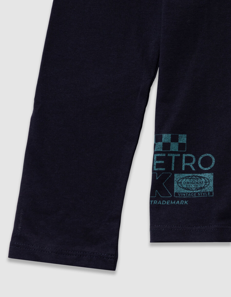 camiseta de algodón orgánico azul marino para niño con imagen de coche en la espalda