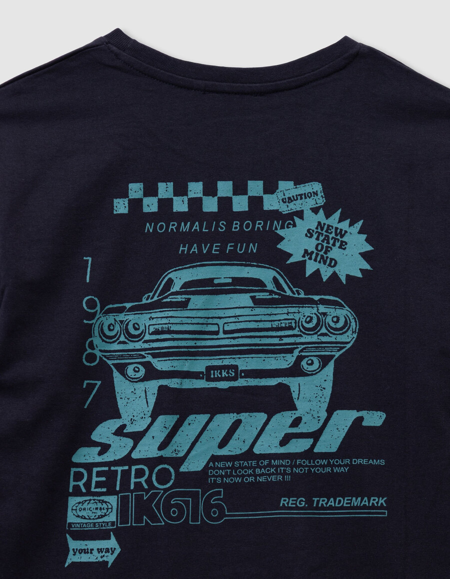 camiseta de algodón orgánico azul marino para niño con imagen de coche en la espalda