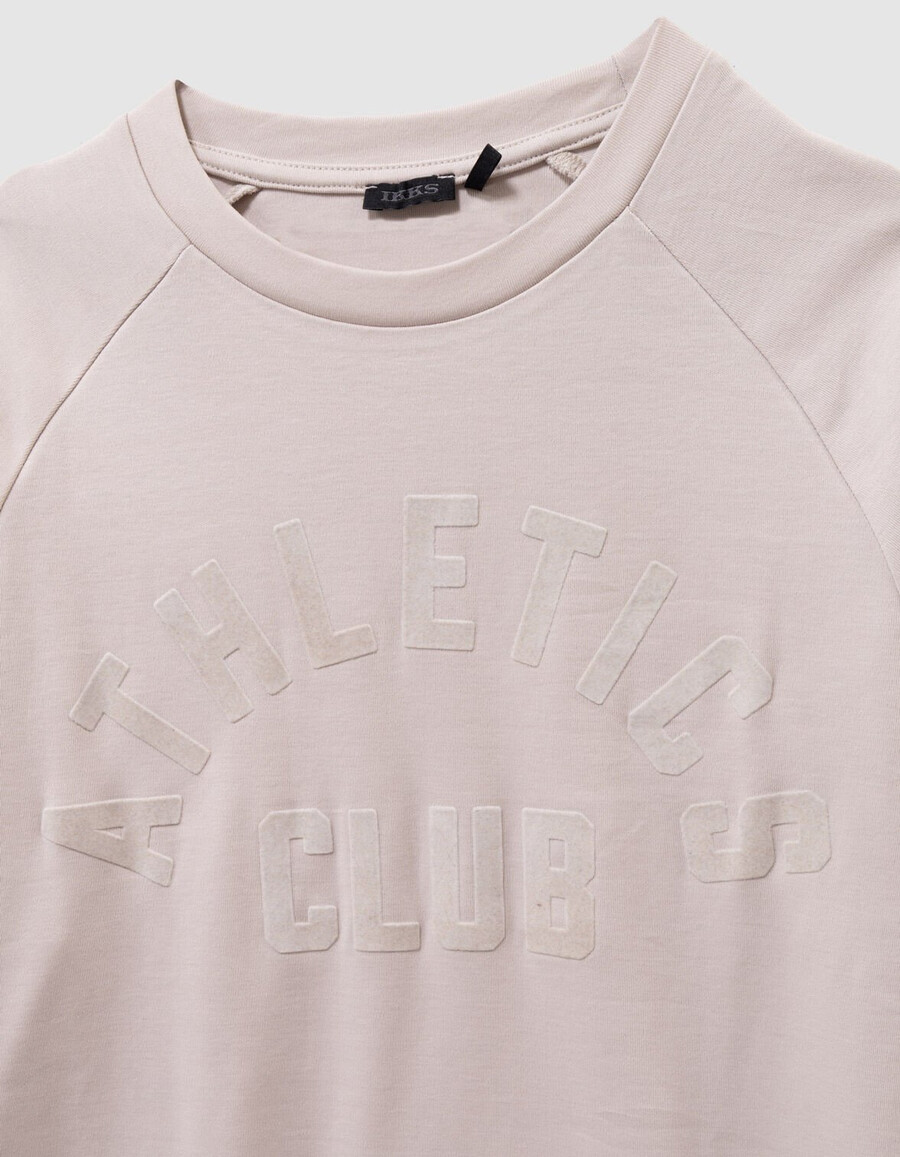 camiseta beige de algodón orgánico para niña con eslogan de terciopelo flocado
