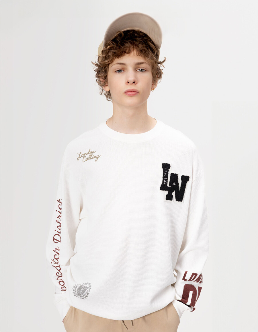 camiseta blanca de manga larga con estampado de gofres para niño