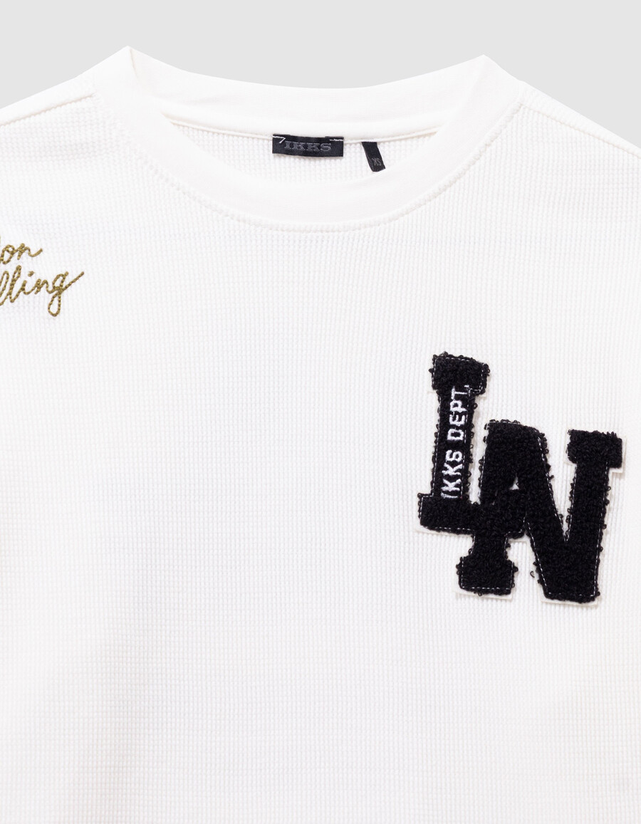 camiseta blanca de manga larga con estampado de gofres para niño