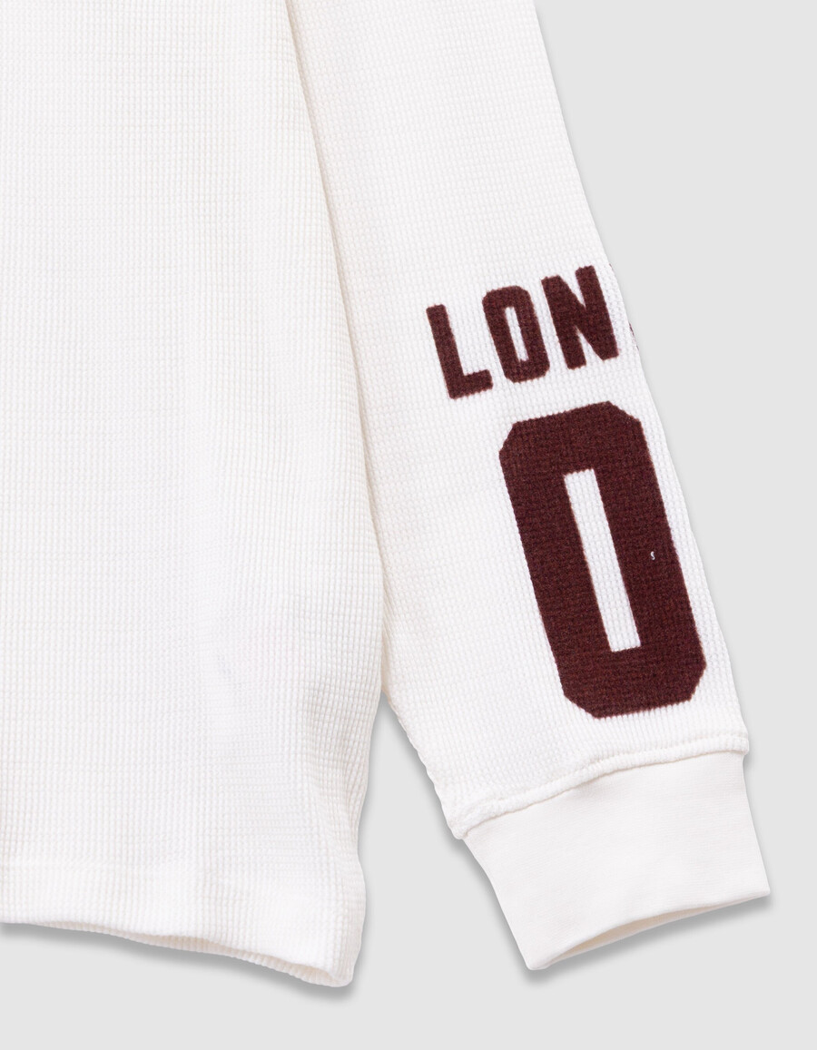 camiseta blanca de manga larga con estampado de gofres para niño