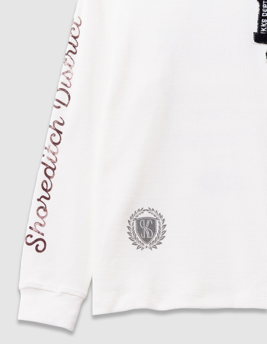 camiseta blanca de manga larga con estampado de gofres para niño
