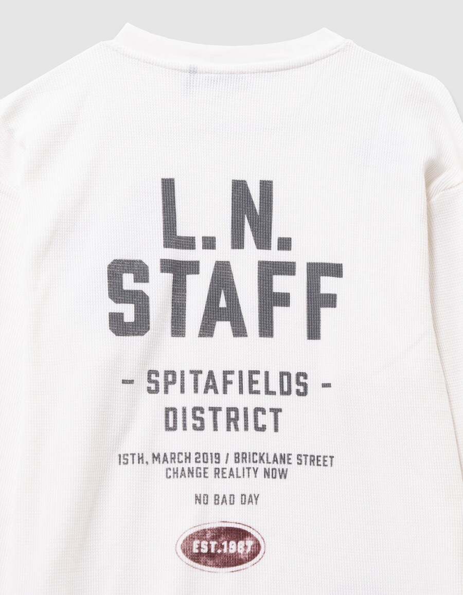camiseta blanca de manga larga con estampado de gofres para niño