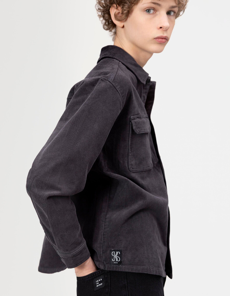 camisa de manga larga de pana gris para niño