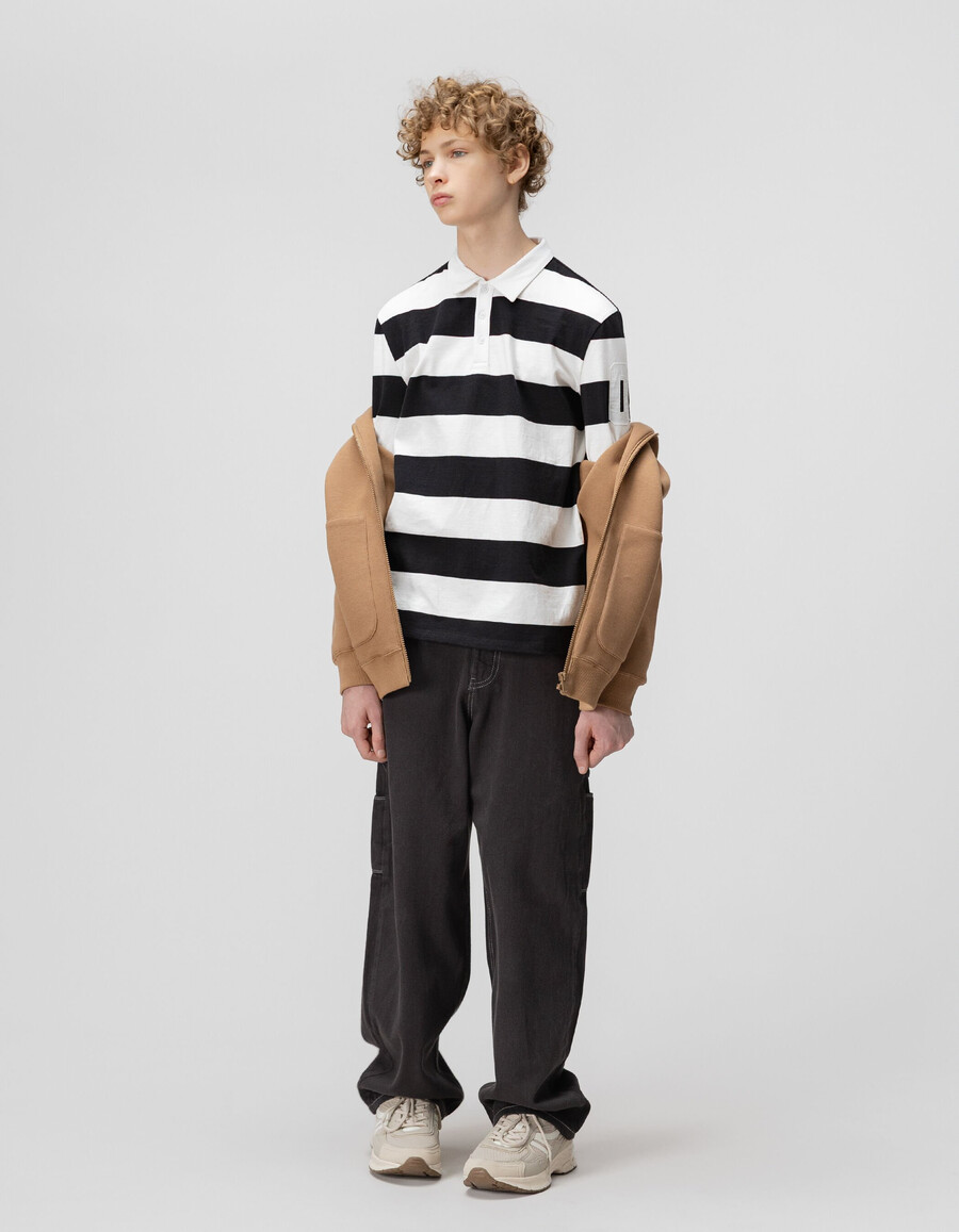 polo negro de manga larga para niño con rayas color crudo