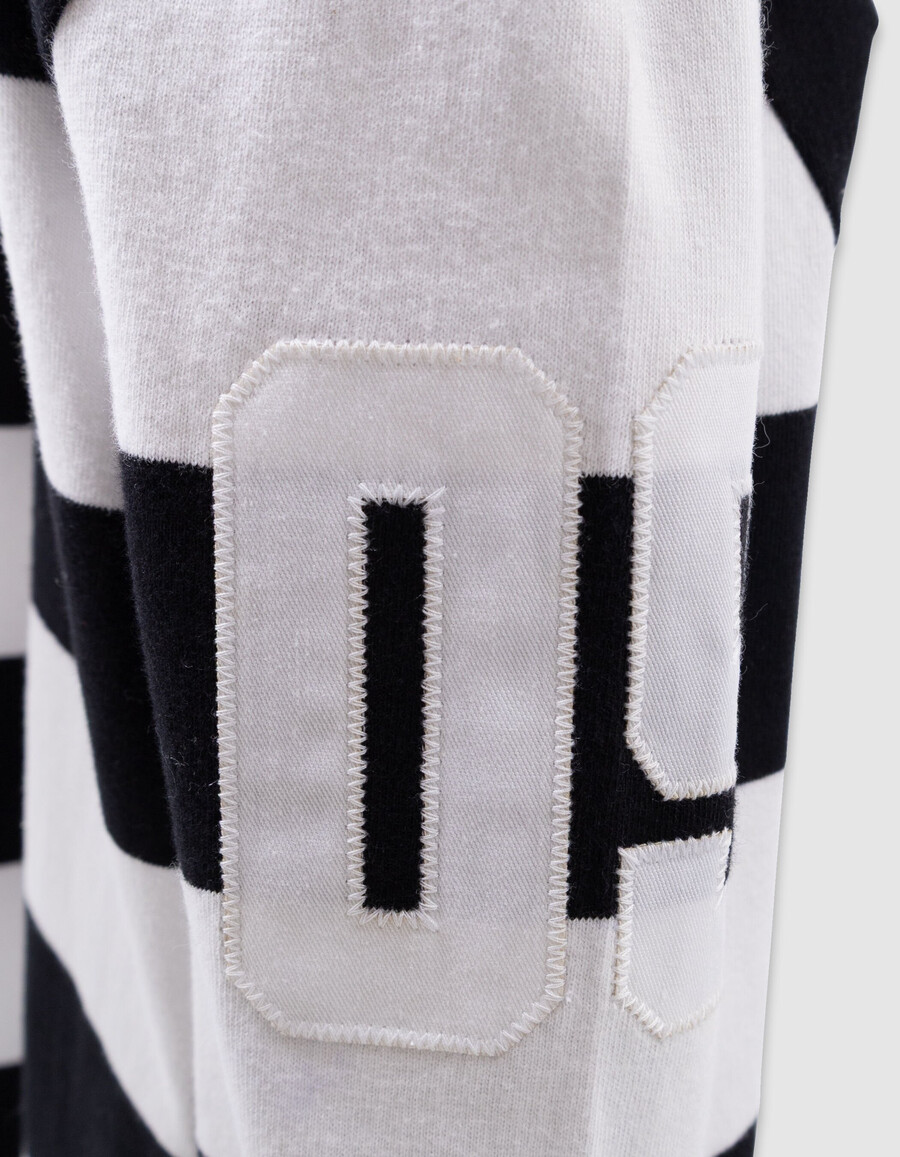 polo negro de manga larga para niño con rayas color crudo