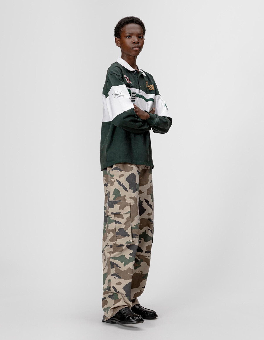 pantalones deportivos cargo con estampado de camuflaje beige para niño