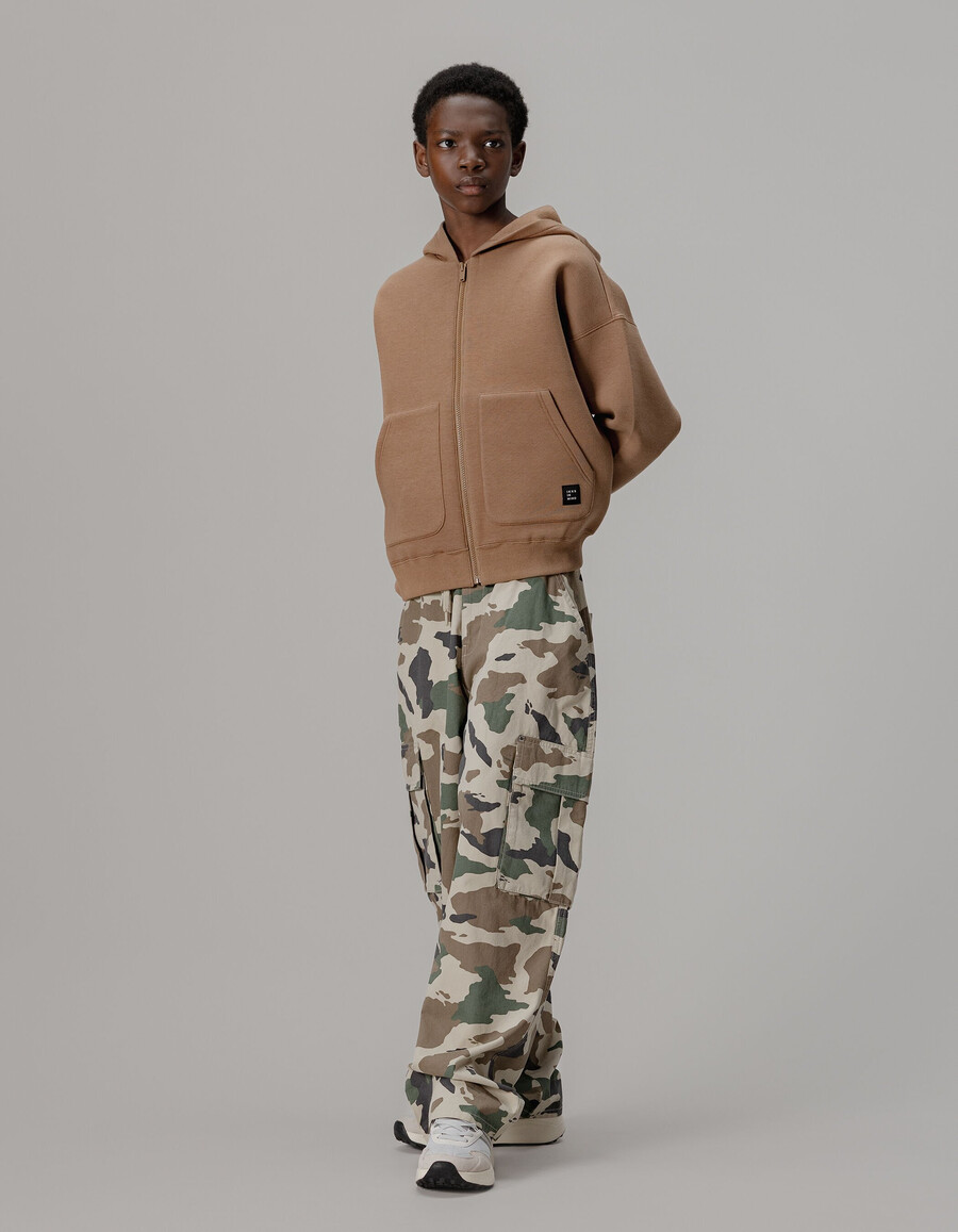 pantalones deportivos cargo con estampado de camuflaje beige para niño