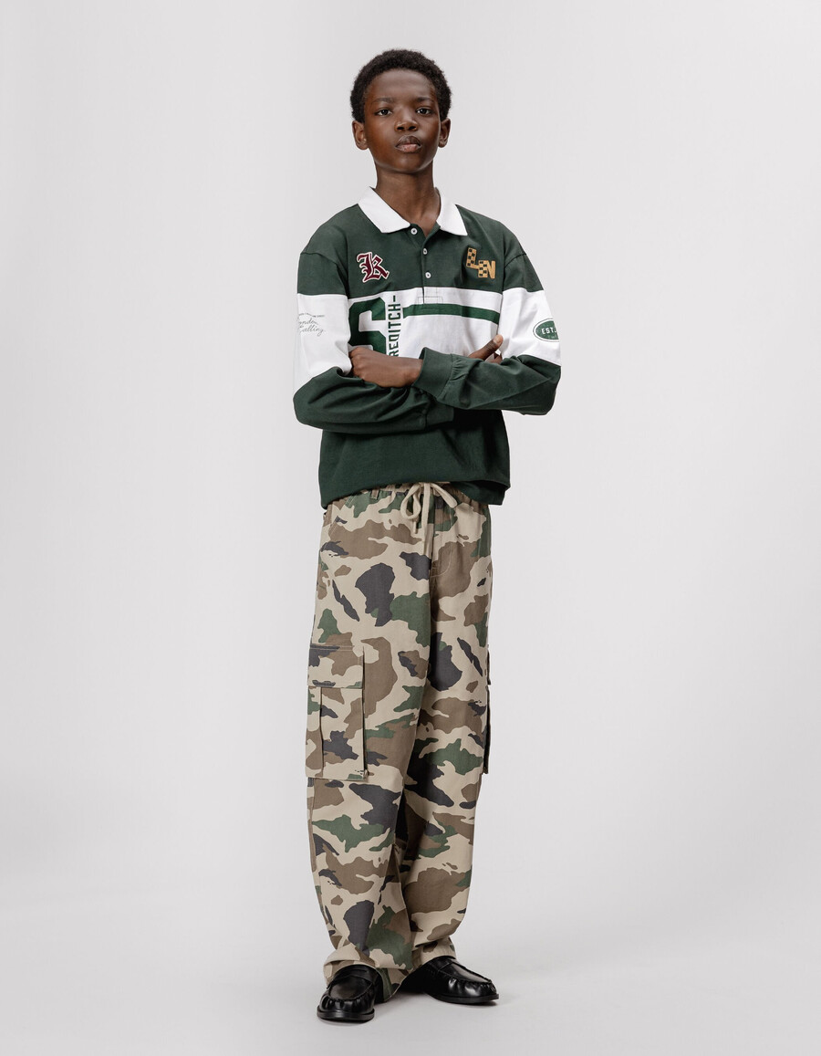 pantalones deportivos cargo con estampado de camuflaje beige para niño