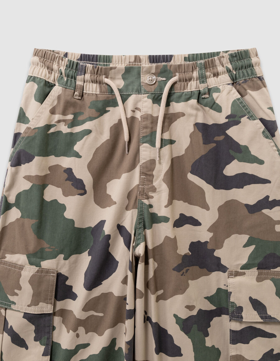 pantalones deportivos cargo con estampado de camuflaje beige para niño