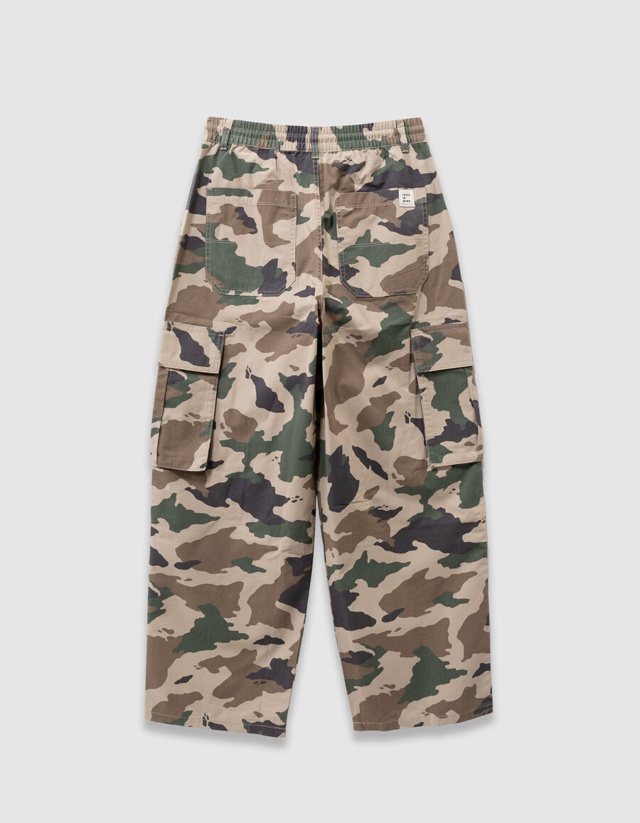 pantalones deportivos cargo con estampado de camuflaje beige para niño
