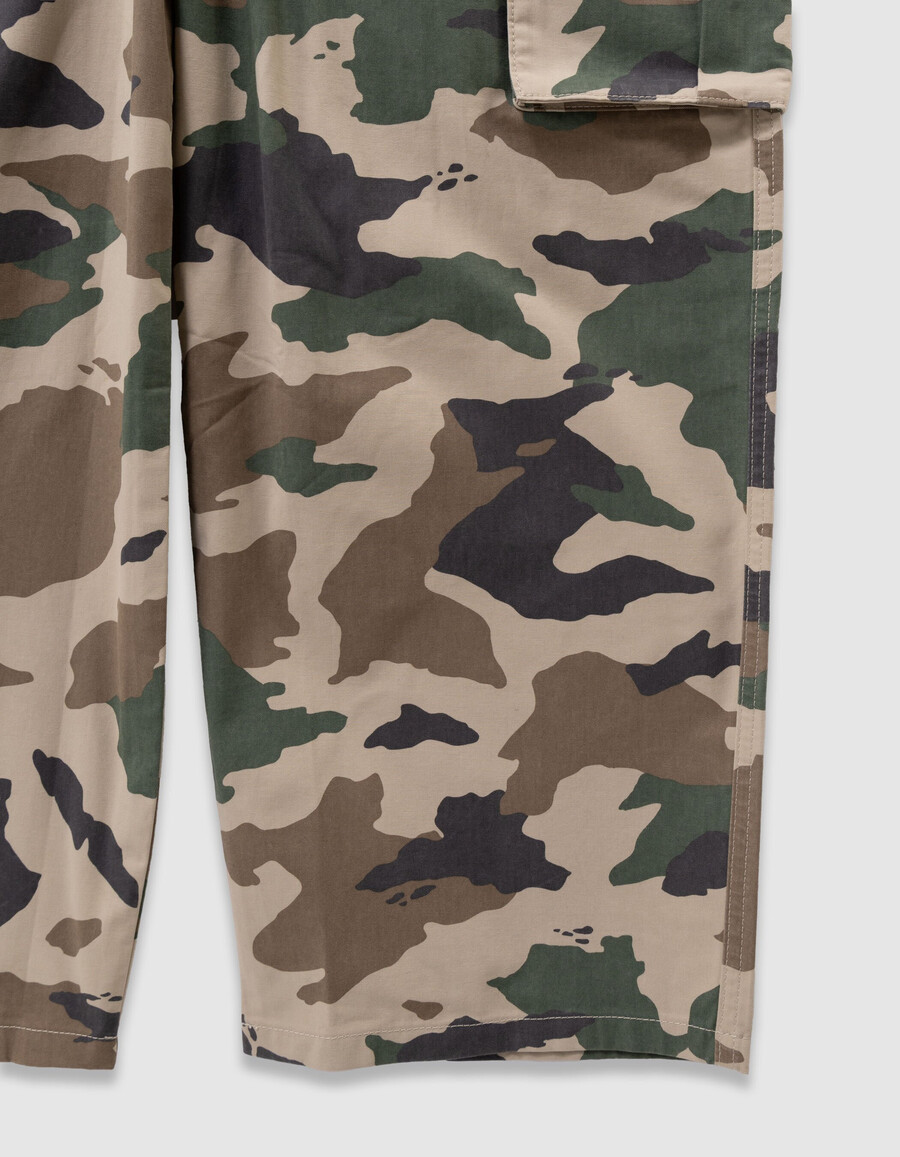 pantalones deportivos cargo con estampado de camuflaje beige para niño