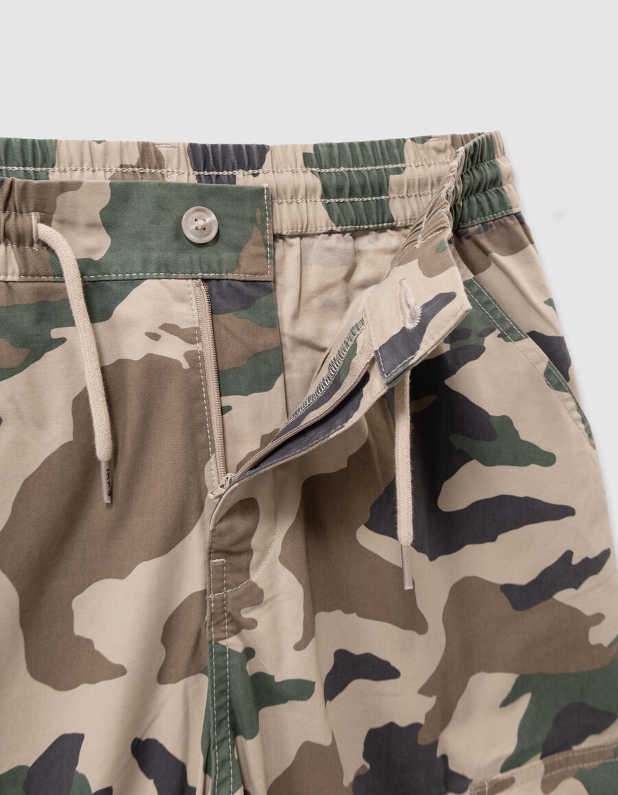 pantalones deportivos cargo con estampado de camuflaje beige para niño