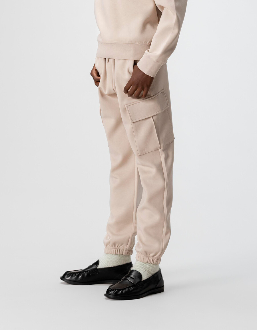pantalones deportivos cargo beige para niño