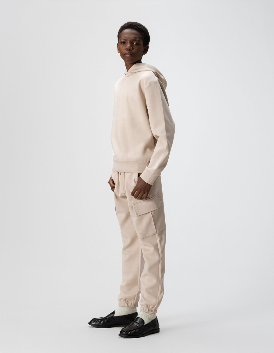 pantalones deportivos cargo beige para niño