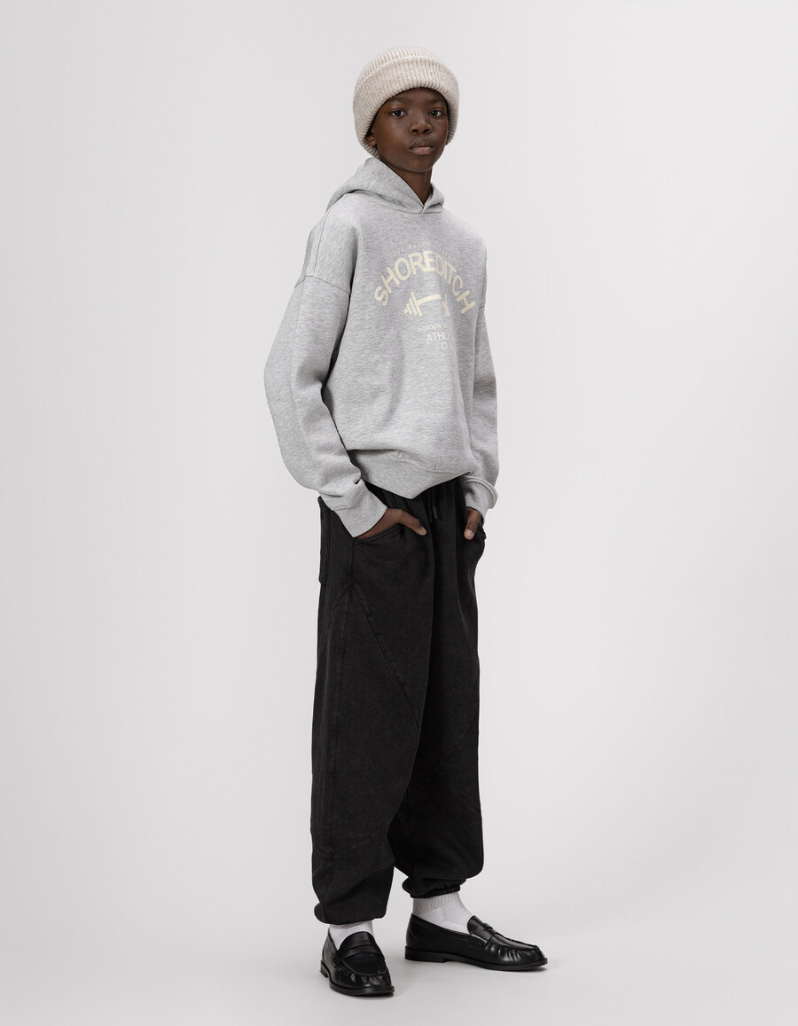 joggers grises para niño con aberturas
