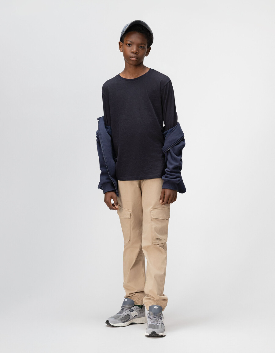 pantalones deportivos beige con cintura elástica para niño