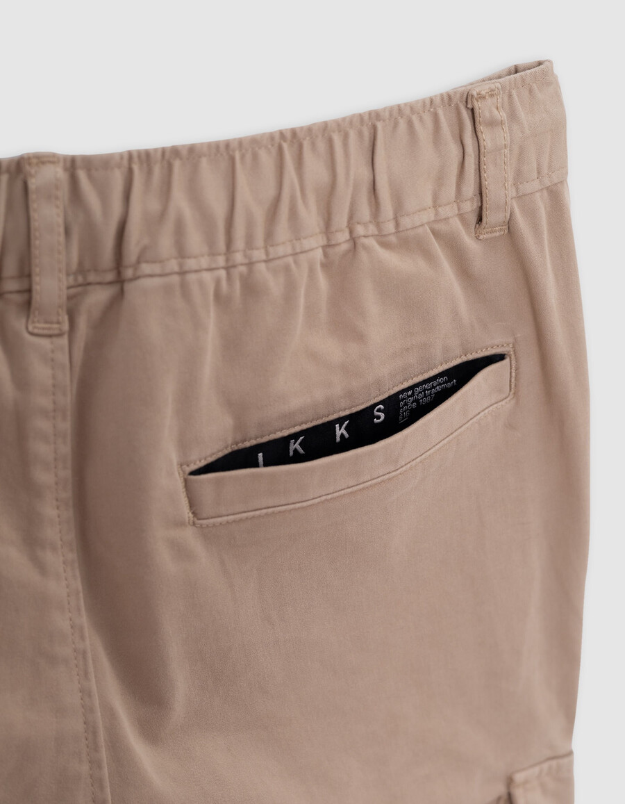 pantalones deportivos beige con cintura elástica para niño