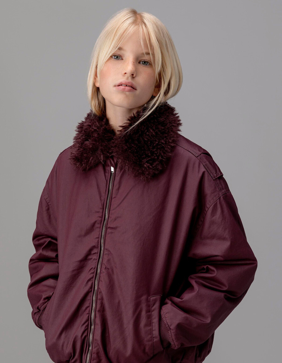 chaqueta burdeos para niña con cuello forrado de piel desmontable