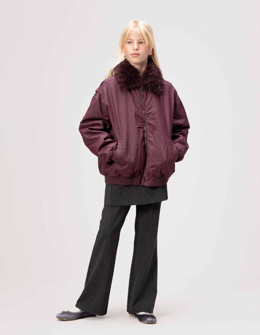 chaqueta burdeos para niña con cuello forrado de piel desmontable