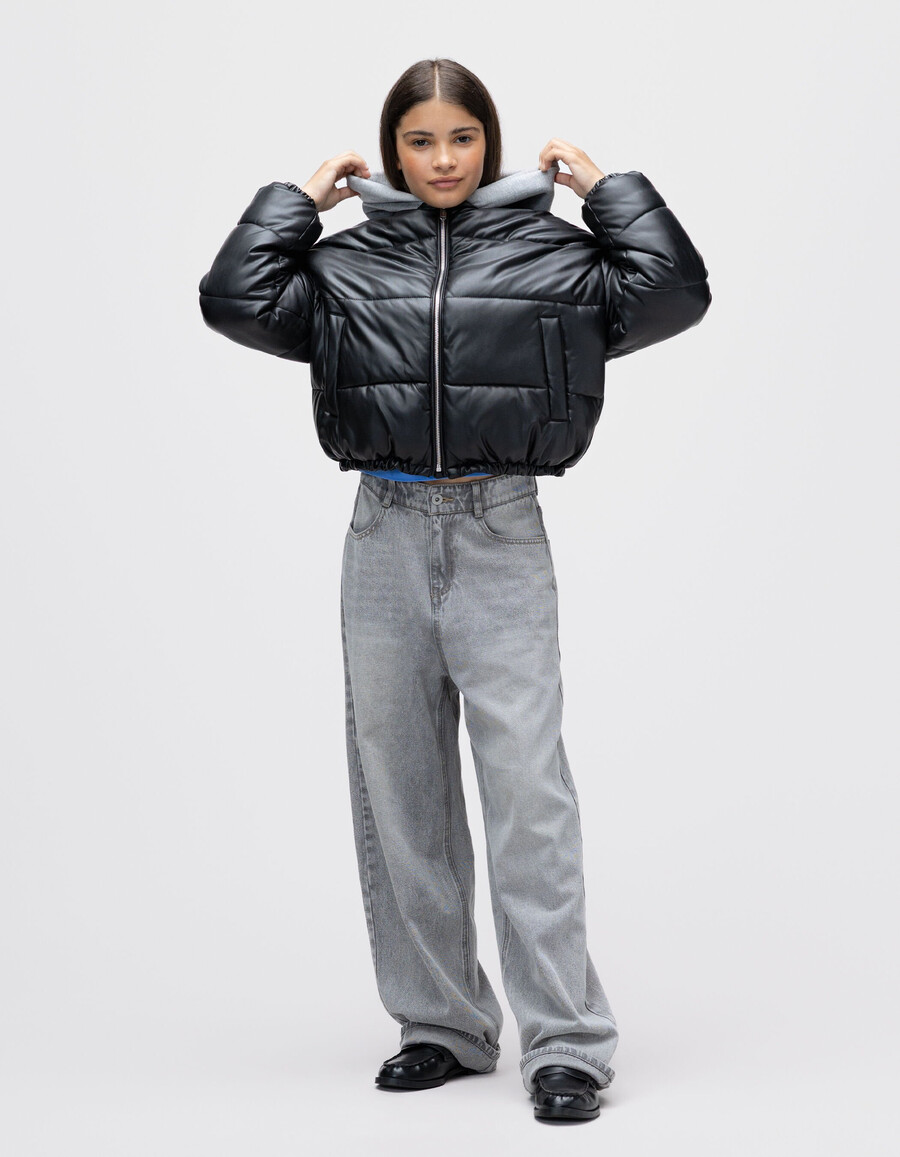 chaqueta corta acolchada negra para niña capucha de tela tipo sudadera