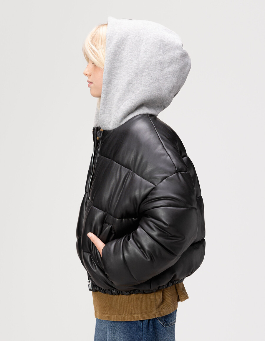 chaqueta corta acolchada negra para niña capucha de tela tipo sudadera