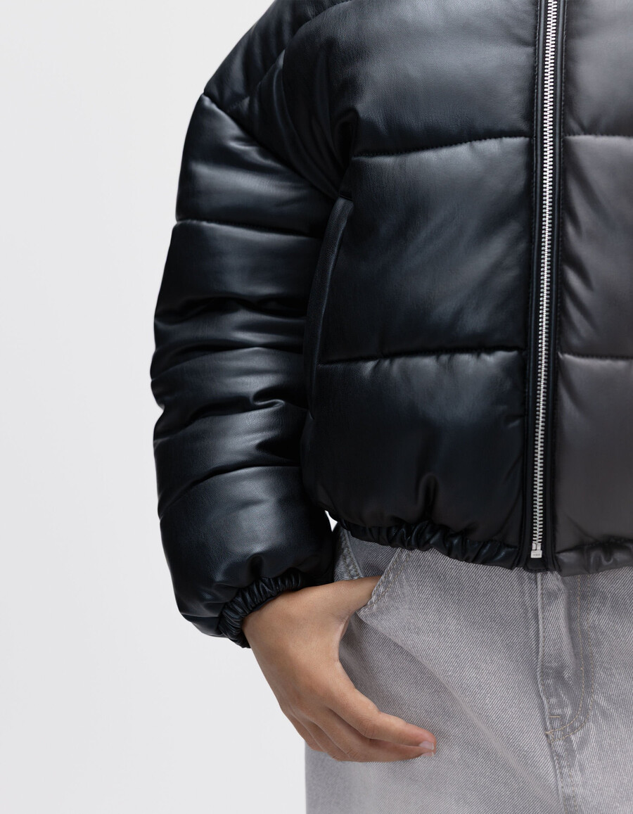 chaqueta corta acolchada negra para niña capucha de tela tipo sudadera