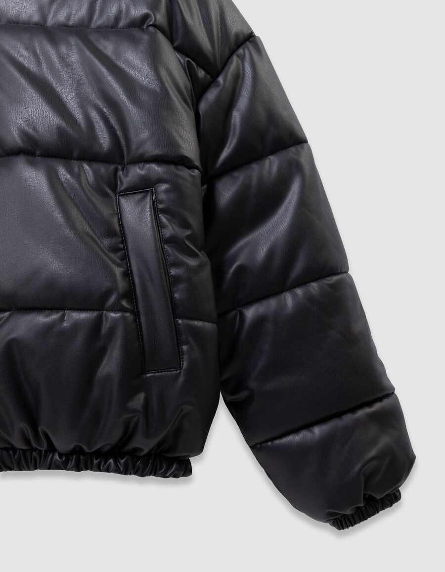 chaqueta corta acolchada negra para niña capucha de tela tipo sudadera