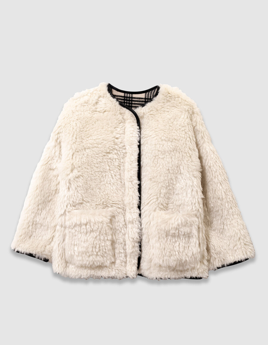 abrigo reversible de cuadros beige y sherpa para niña