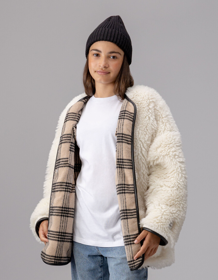 abrigo reversible de cuadros beige y sherpa para niña