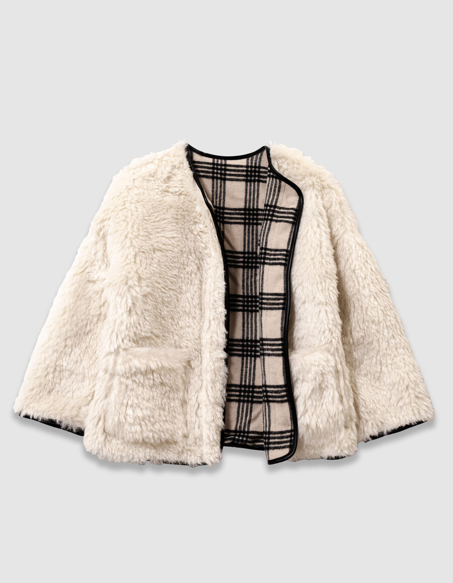 abrigo reversible de cuadros beige y sherpa para niña